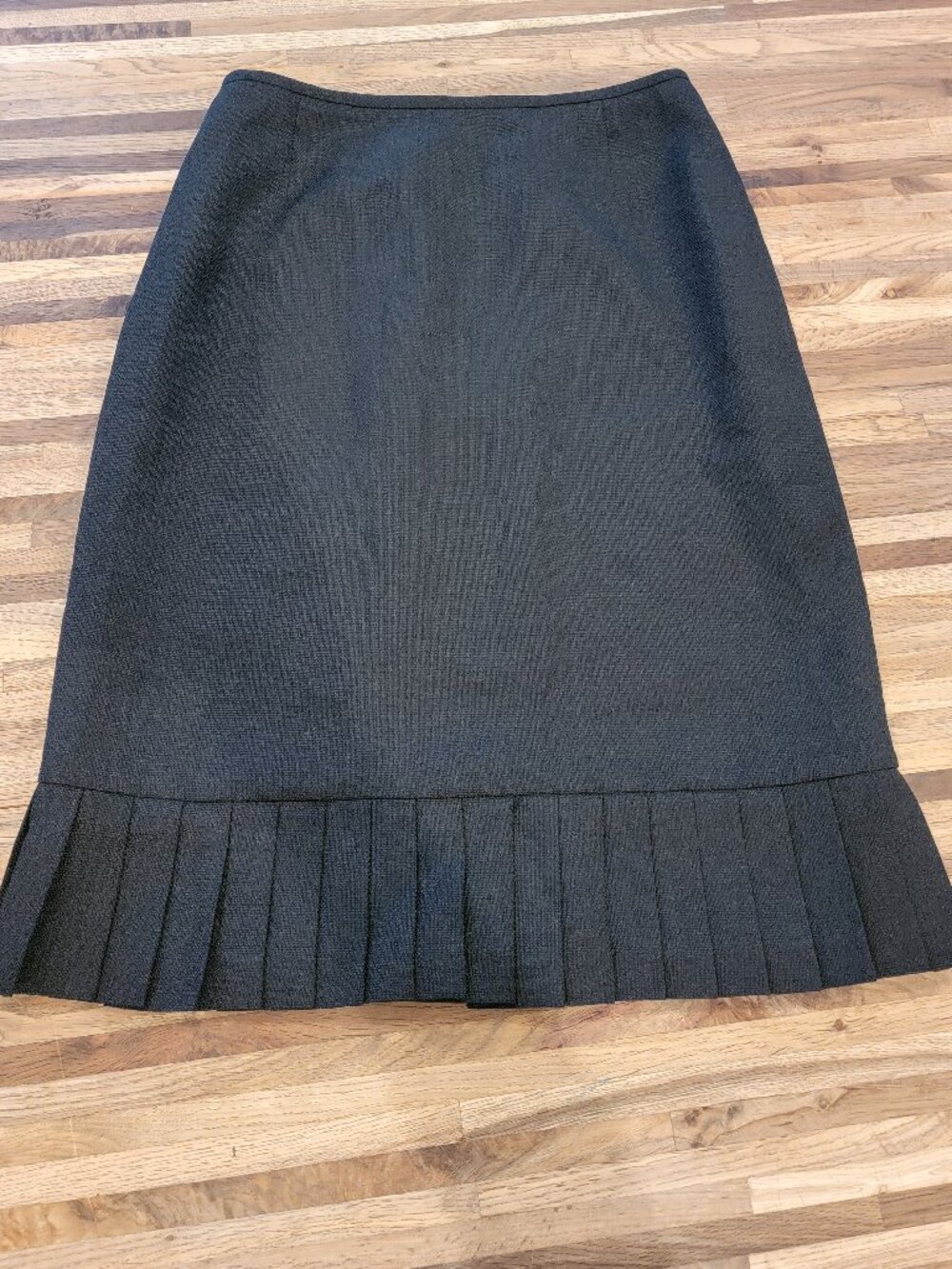 Black Career Wear Pencil Skirt With Sharply Pleated Hem